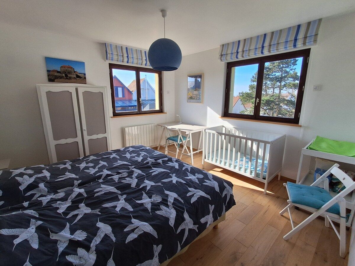 Chambre Ambleteuse : Deux lits jumeaux, bureau, lit bébé et table à langer
