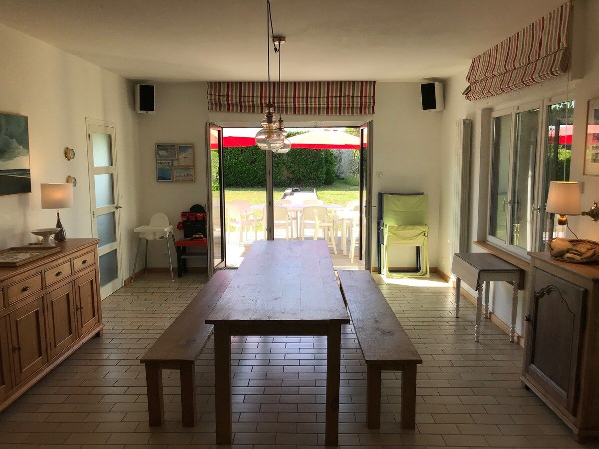 Large dining table opening onto the garden