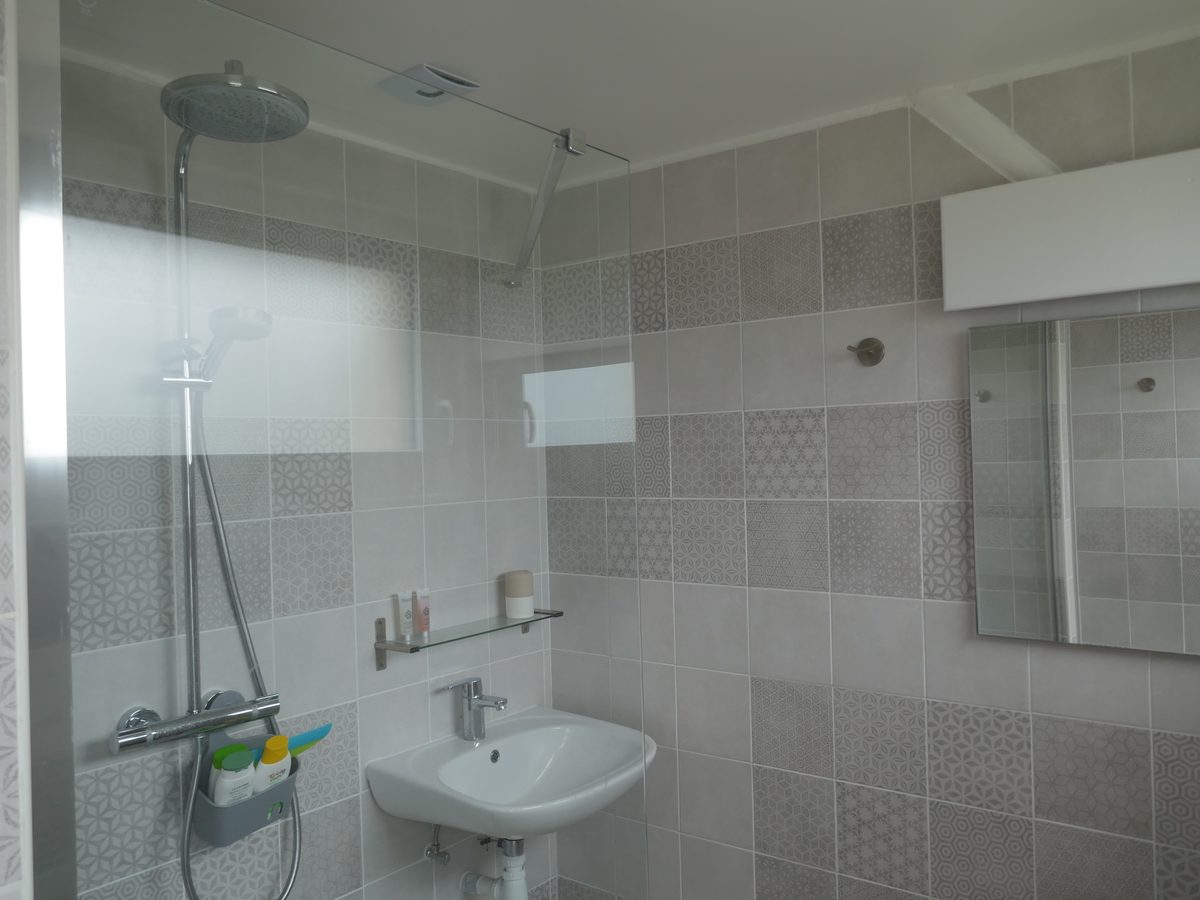 Shower room with walk-in shower