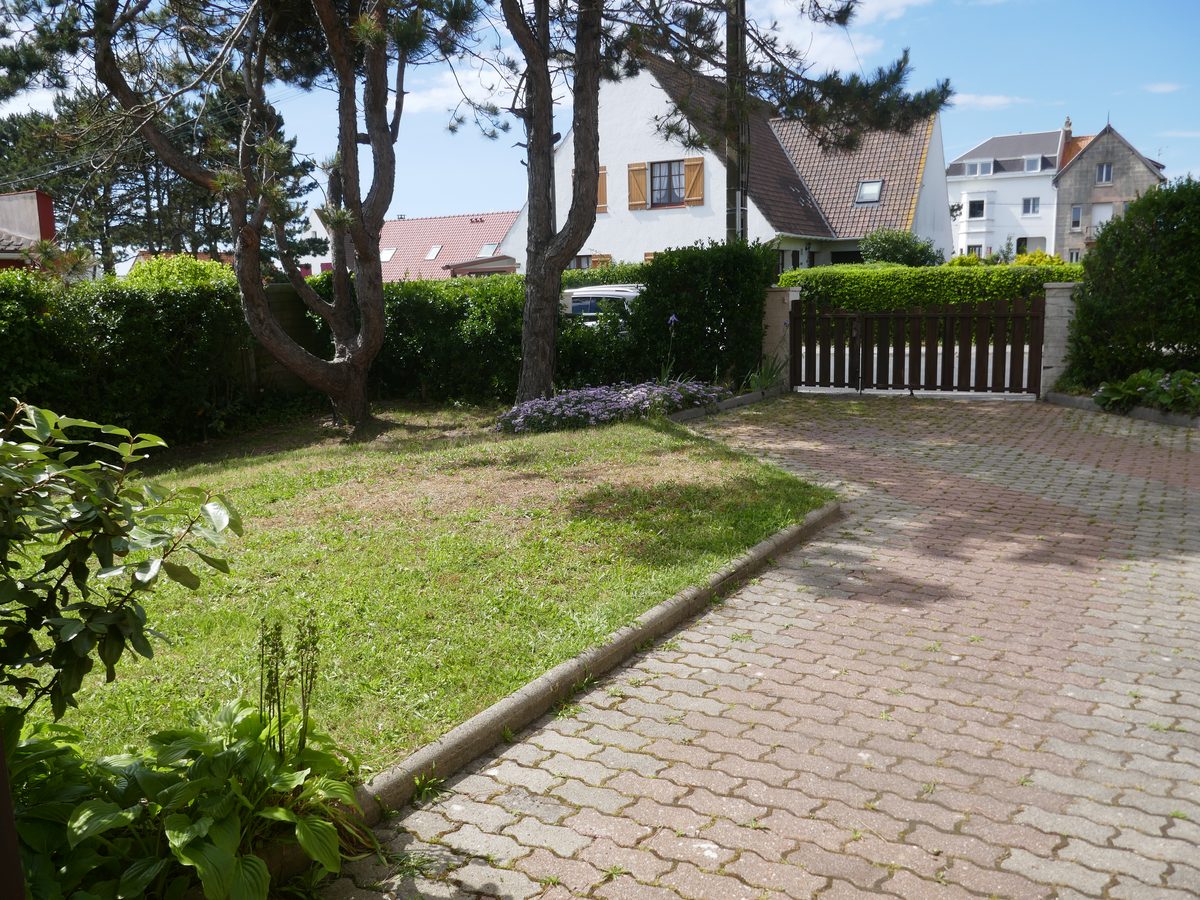The enclosed garden and the entrance gate